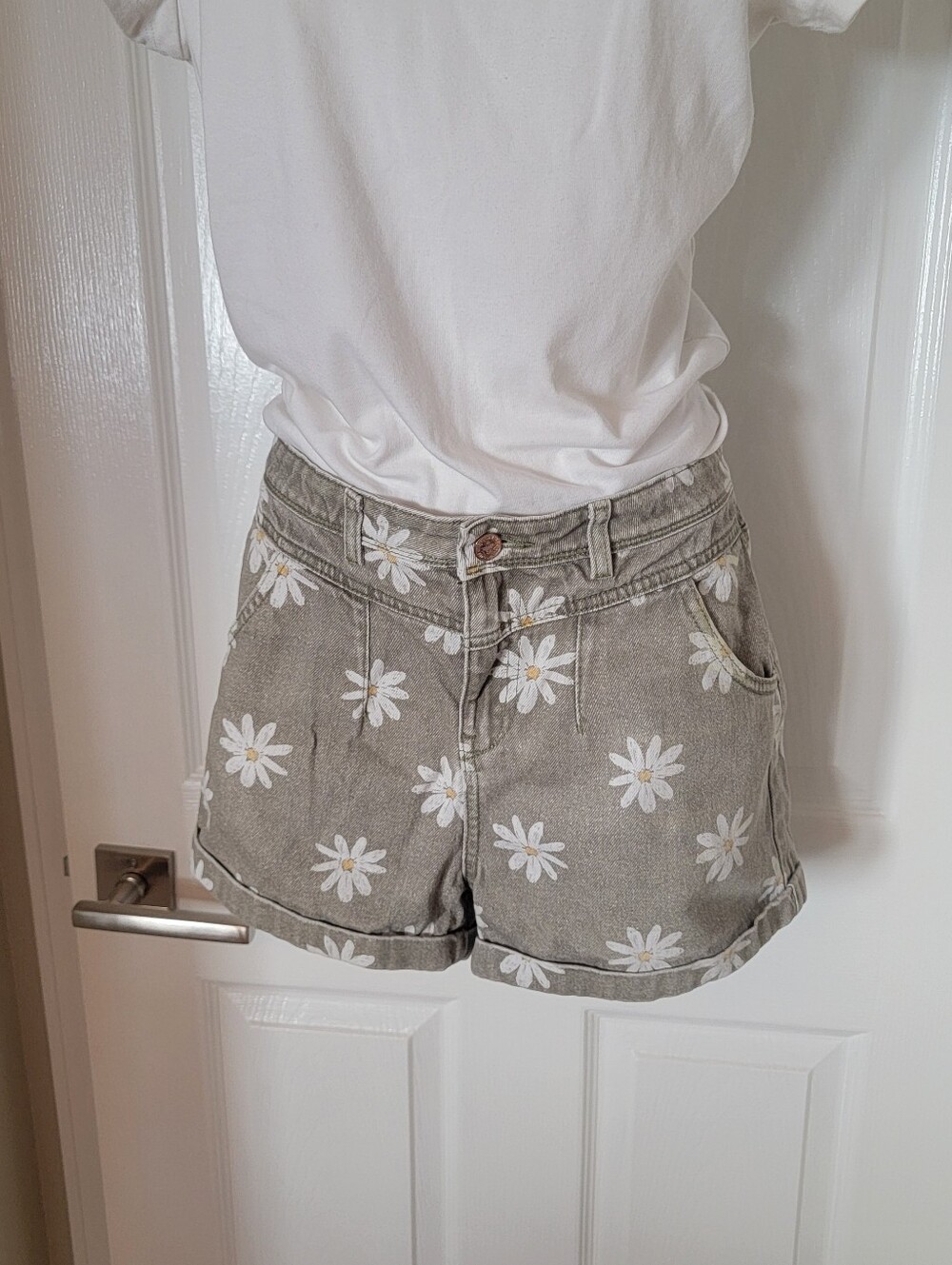 Girls Daisy Khaki shorts
